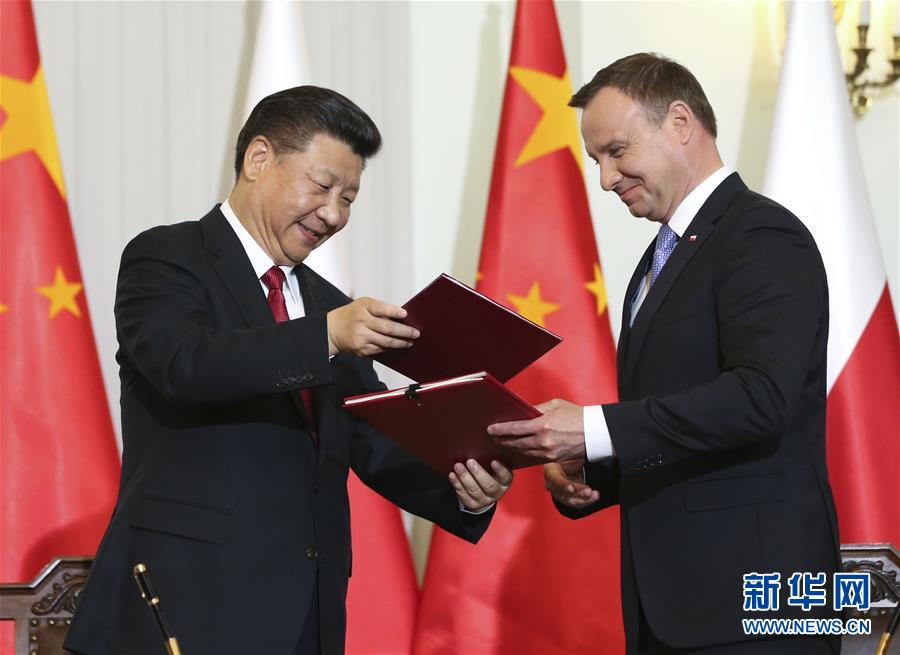 6月20日，國家主席習(xí)近平在華沙同波蘭總統(tǒng)杜達舉行會談。這是會談后，兩國元首共同簽署《中華人民共和國和波蘭共和國關(guān)于建立全面戰(zhàn)略伙伴關(guān)系的聯(lián)合聲明》。新華社記者蘭紅光攝