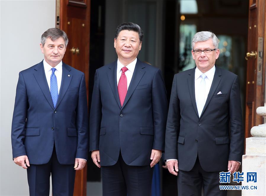 6月20日，國家主席習(xí)近平在華沙瓦津基公園水上宮殿會見波蘭參議長卡切夫斯基（右）和眾議長庫赫欽斯基。 新華社記者 姚大偉 攝  
