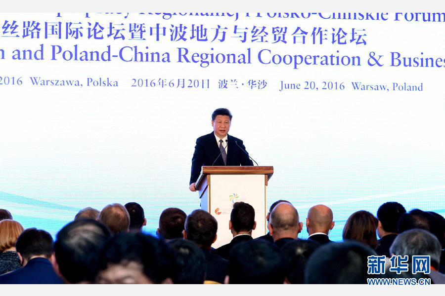 6月20日，國(guó)家主席習(xí)近平、波蘭總統(tǒng)杜達(dá)在華沙共同出席絲路國(guó)際論壇暨中波地方與經(jīng)貿(mào)合作論壇開(kāi)幕式。習(xí)近平發(fā)表題為《攜手同心　共創(chuàng)未來(lái)》的重要講話。新華社記者 饒愛(ài)民 攝