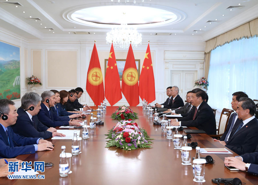 6月24日，國家主席習(xí)近平在烏茲別克斯坦塔什干會(huì)見吉爾吉斯斯坦總統(tǒng)阿坦巴耶夫。 新華社記者 馬占成 攝