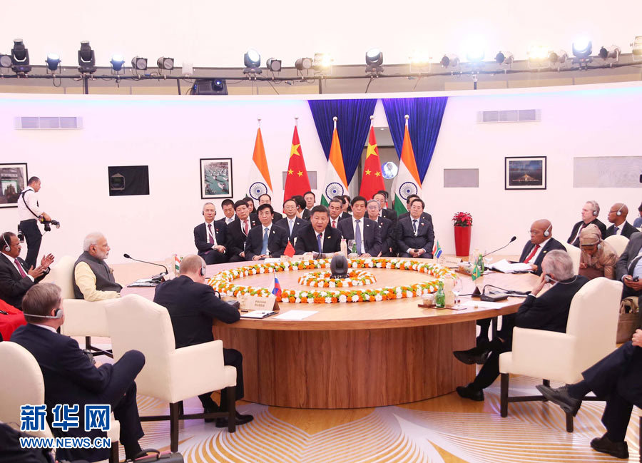 10月16日，金磚國家領導人第八次會晤在印度果阿舉行。中國國家主席習近平、印度總理莫迪、南非總統(tǒng)祖馬、巴西總統(tǒng)特梅爾、俄羅斯總統(tǒng)普京出席。習近平發(fā)表題為《堅定信心　共謀發(fā)展》的重要講話。新華社記者姚大偉攝 