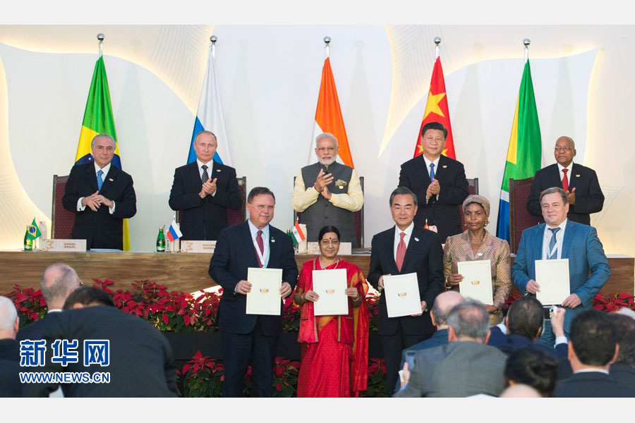 10月16日，金磚國家領導人第八次會晤在印度果阿舉行。中國國家主席習近平、印度總理莫迪、南非總統(tǒng)祖馬、巴西總統(tǒng)特梅爾、俄羅斯總統(tǒng)普京出席。這是會晤結(jié)束后，5國領導人共同見證合作文件的簽署，并出席聯(lián)合記者會。新華社記者謝環(huán)馳攝 
