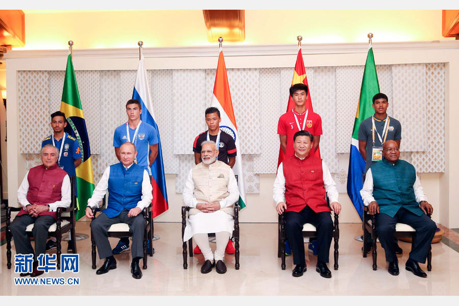 10月15日，國家主席習近平與印度總理莫迪、南非總統(tǒng)祖馬、巴西總統(tǒng)特梅爾、俄羅斯總統(tǒng)普京在印度果阿同參加金磚國家17歲以下少年足球賽的各國代表隊隊長合影。新華社記者姚大偉攝 