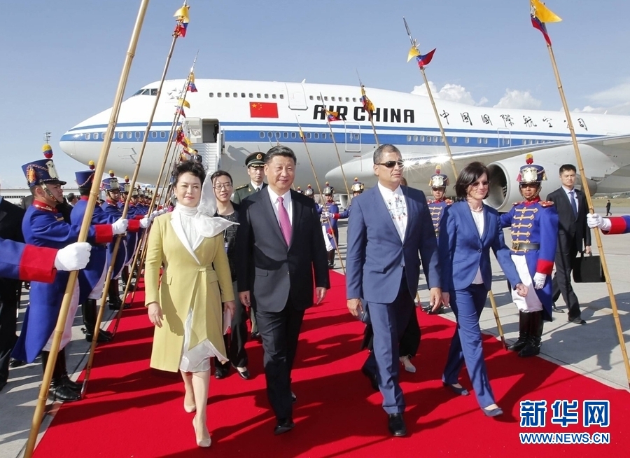 當(dāng)?shù)貢r間11月17日，國家主席習(xí)近平乘專機抵達基多，開始對厄瓜多爾共和國進行國事訪問。厄瓜多爾總統(tǒng)科雷亞和夫人馬勒布等在機場熱情迎接習(xí)近平和夫人彭麗媛。新華社記者 鞠鵬 攝 