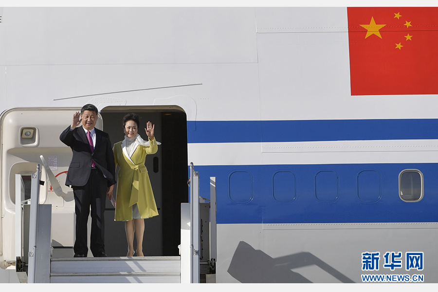 當(dāng)?shù)貢r間11月17日，國家主席習(xí)近平乘專機抵達基多，開始對厄瓜多爾共和國進行國事訪問。這是習(xí)近平與夫人彭麗媛向歡迎人群揮手致意。新華社記者 王曄 攝 