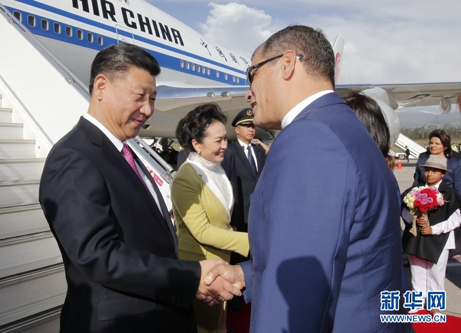 當(dāng)?shù)貢r間11月17日，國家主席習(xí)近平乘專機抵達基多，開始對厄瓜多爾共和國進行國事訪問。厄瓜多爾總統(tǒng)科雷亞和夫人馬勒布等在舷梯旁熱情迎接習(xí)近平和夫人彭麗媛。新華社記者 鞠鵬 攝