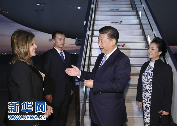 當?shù)貢r間11月18日，國家主席習(xí)近平抵達利馬，出席亞太經(jīng)合組織第二十四次領(lǐng)導(dǎo)人非正式會議并對秘魯共和國進行國事訪問。習(xí)近平和夫人彭麗媛受到秘魯副總統(tǒng)阿勞斯等熱情迎接。新華社記者 蘭紅光 攝