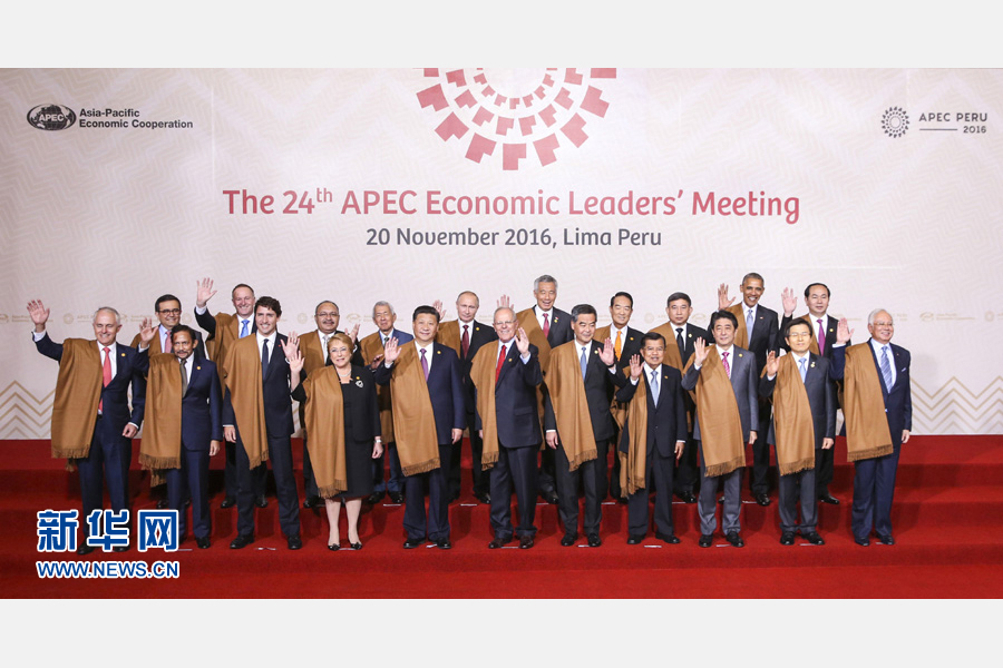 11月20日，亞太經(jīng)合組織第二十四次領(lǐng)導人非正式會議在秘魯利馬舉行。國家主席習近平出席并發(fā)表題為《面向未來開拓進取促進亞太發(fā)展繁榮》的重要講話。這是會議期間，國家主席習近平同其他亞太經(jīng)合組織成員經(jīng)濟體領(lǐng)導人、代表合影。 新華社記者 丁林 攝
