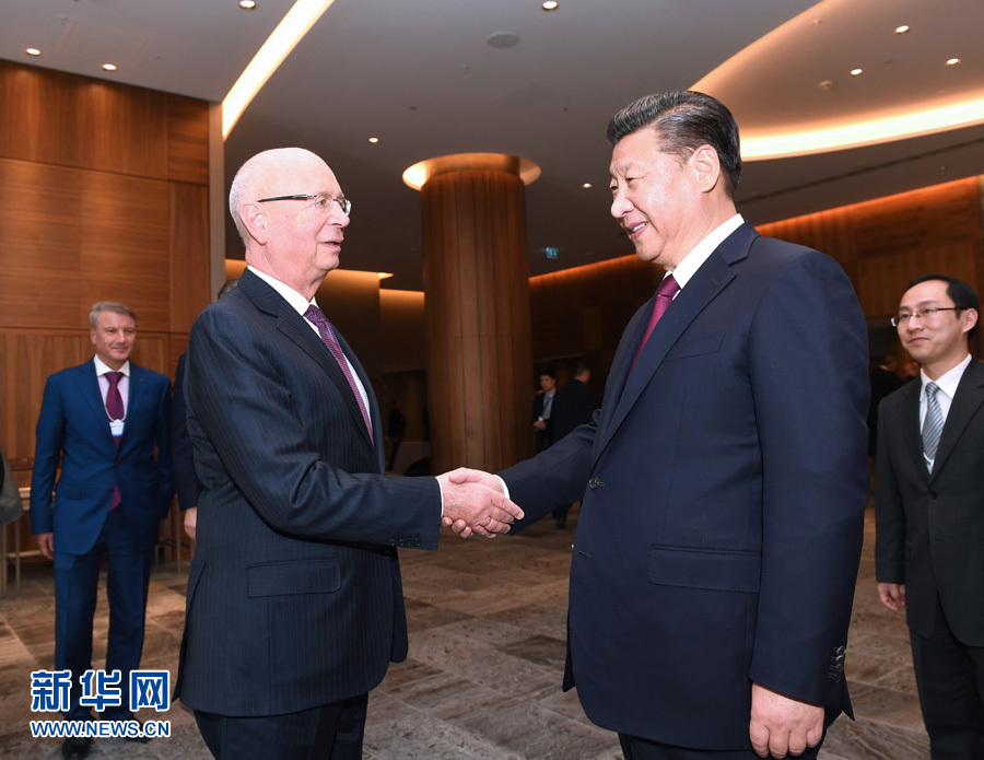 1月17日，國家主席習近平在瑞士達沃斯會見世界經濟論壇主席施瓦布。 新華社記者 饒愛民 攝