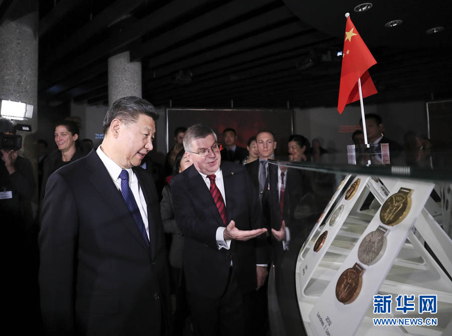 1月18日，國家主席習近平在瑞士洛桑國際奧林匹克博物館會見國際奧林匹克委員會主席巴赫。這是會見后，習近平在巴赫陪同下參觀往屆奧運會獎牌展。新華社記者 蘭紅光 攝