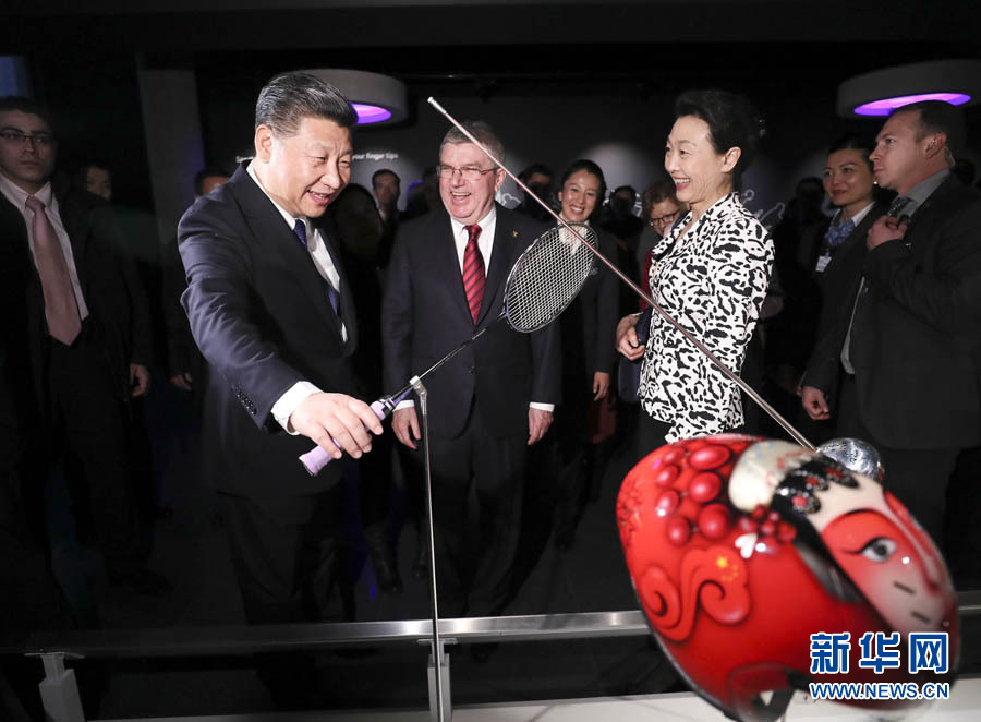 1月18日，國家主席習近平在瑞士洛桑國際奧林匹克博物館會見國際奧林匹克委員會主席巴赫。這是習近平在巴赫陪同下，參觀羽毛球世界冠軍李玲蔚用過的球拍。新華社記者 蘭紅光 攝