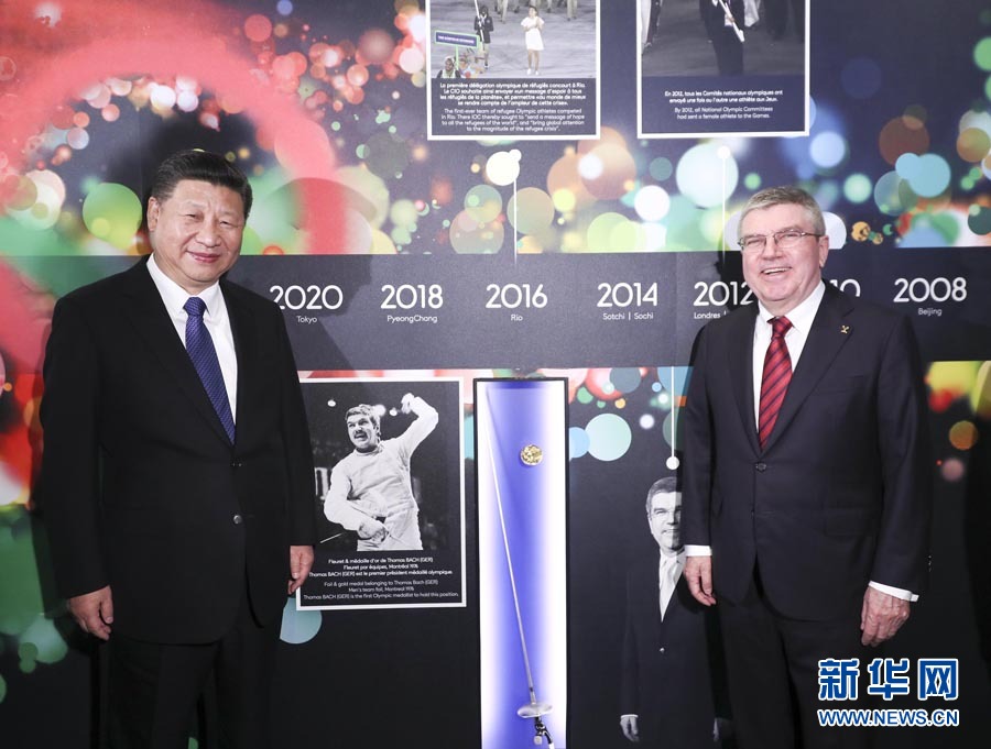 1月18日，國家主席習近平在瑞士洛桑國際奧林匹克博物館會見國際奧林匹克委員會主席巴赫。這是習近平與巴赫在巴赫作為擊劍運動員參加奧運會的照片前合影。新華社記者 蘭紅光 攝