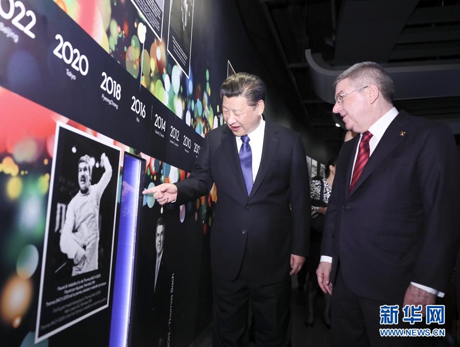 1月18日，國家主席習近平在瑞士洛桑國際奧林匹克博物館會見國際奧林匹克委員會主席巴赫。這是習近平在巴赫陪同下，參觀巴赫作為擊劍運動員參加奧運會的照片。新華社記者 蘭紅光 攝