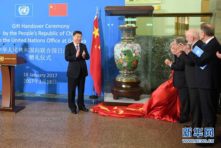 1月18日，國家主席習(xí)近平在瑞士日內(nèi)瓦萬國宮出席&ldquo;共商共筑人類命運共同體&rdquo;高級別會議，并發(fā)表題為《共同構(gòu)建人類命運共同體》的主旨演講。這是會議結(jié)束后，習(xí)近平出席中國向聯(lián)合國日內(nèi)瓦總部贈禮儀式。新華社記者 張鐸 攝