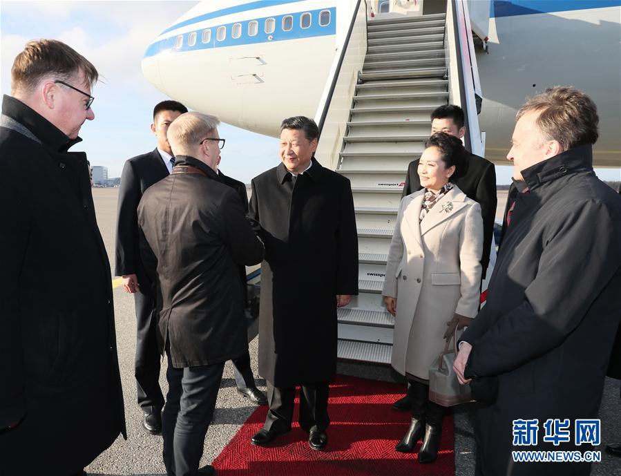 4月4日，國家主席習(xí)近平乘專機抵達赫爾辛基，開始對芬蘭共和國進行國事訪問。這是芬蘭政府代表、農(nóng)業(yè)與環(huán)境部長蒂利凱寧等在舷梯旁熱情迎接習(xí)近平和夫人彭麗媛。新華社記者 蘭紅光 攝 