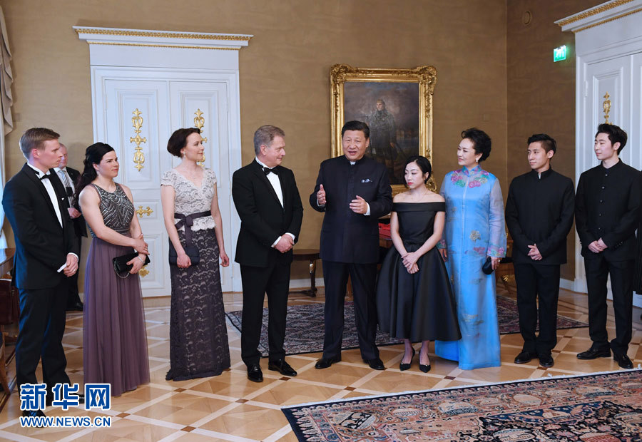 當?shù)貢r間4月5日晚，國家主席習(xí)近平和芬蘭總統(tǒng)尼尼斯托在赫爾辛基共同會見剛剛參加完2017年世界花樣滑冰錦標賽的中芬兩國冰雪運動員代表。習(xí)近平夫人彭麗媛和尼尼斯托夫人豪吉歐參加會見。新華社記者 饒愛民 攝
