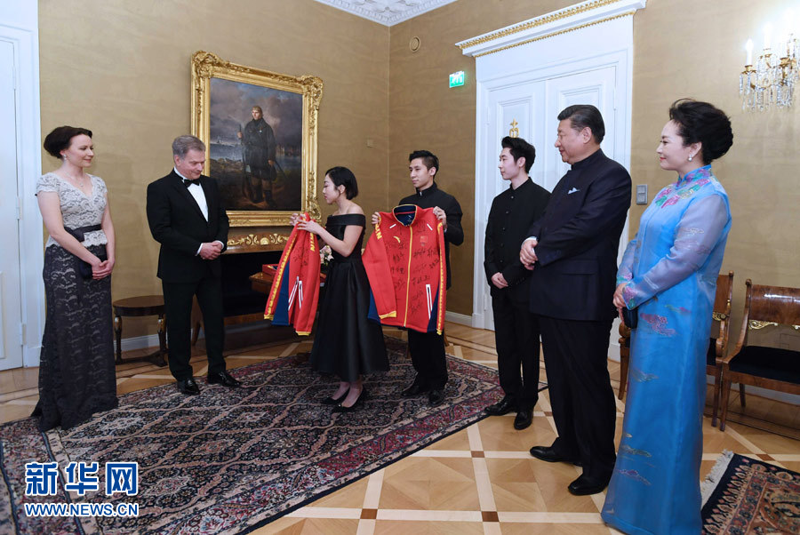 當?shù)貢r間4月5日晚，國家主席習(xí)近平和芬蘭總統(tǒng)尼尼斯托在赫爾辛基共同會見剛剛參加完2017年世界花樣滑冰錦標賽的中芬兩國冰雪運動員代表。習(xí)近平夫人彭麗媛和尼尼斯托夫人豪吉歐參加會見。這是中國運動員向尼尼斯托和夫人豪吉歐贈送運動衣。新華社記者 饒愛民 攝