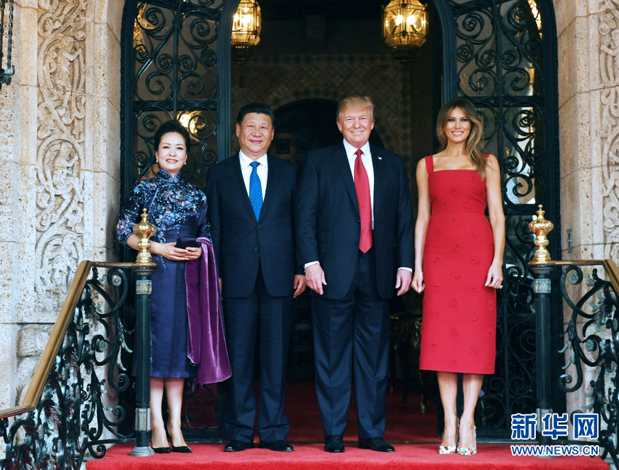 當地時間4月6日，國家主席習近平在美國佛羅里達州海湖莊園同美國總統(tǒng)特朗普舉行中美元首會晤。這是習近平和夫人彭麗媛同特朗普和夫人梅拉尼婭合影留念。新華社記者 饒愛民 攝 