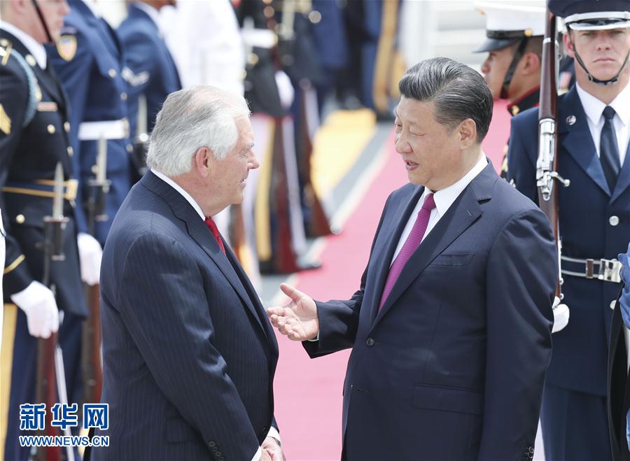 4月6日，國家主席習(xí)近平乘專機(jī)抵達(dá)美國佛羅里達(dá)州，將在海湖莊園同美國總統(tǒng)特朗普舉行中美元首會(huì)晤。習(xí)近平和夫人彭麗媛受到美國國務(wù)卿蒂勒森夫婦等熱情迎接。新華社記者 丁林 攝 