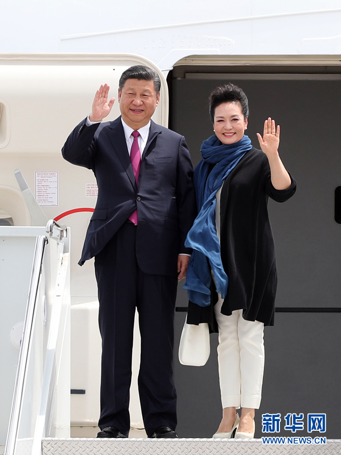 4月6日，國家主席習(xí)近平乘專機(jī)抵達(dá)美國佛羅里達(dá)州，將在海湖莊園同美國總統(tǒng)特朗普舉行中美元首會(huì)晤。這是習(xí)近平和夫人彭麗媛步出機(jī)艙。新華社記者 劉衛(wèi)兵 攝 