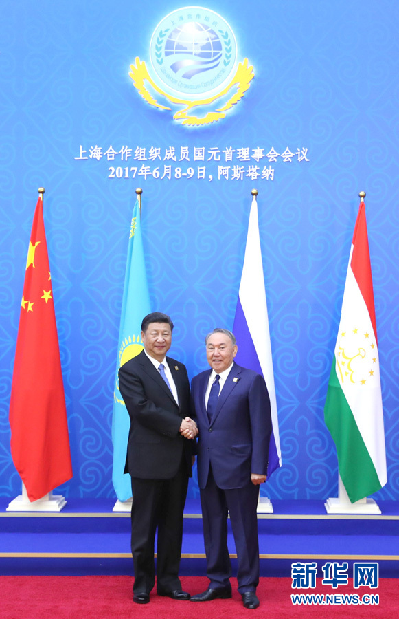 6月9日，國家主席習(xí)近平在哈薩克斯坦首都阿斯塔納出席上海合作組織成員國元首理事會(huì)第十七次會(huì)議并發(fā)表重要講話。這是習(xí)近平出席會(huì)議時(shí)，受到哈薩克斯坦總統(tǒng)納扎爾巴耶夫的熱情迎接。新華社記者 馬占成 攝