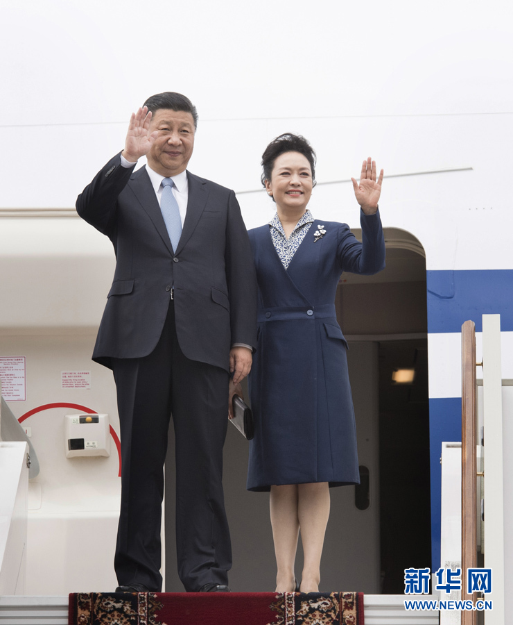 7月3日，國(guó)家主席習(xí)近平乘專機(jī)抵達(dá)莫斯科，開(kāi)始對(duì)俄羅斯聯(lián)邦進(jìn)行國(guó)事訪問(wèn)。這是習(xí)近平和夫人彭麗媛步出艙門。 新華社記者 李學(xué)仁 攝