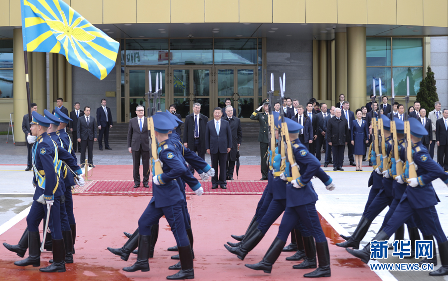 7月3日，國(guó)家主席習(xí)近平乘專機(jī)抵達(dá)莫斯科，開(kāi)始對(duì)俄羅斯聯(lián)邦進(jìn)行國(guó)事訪問(wèn)。這是習(xí)近平出席機(jī)場(chǎng)歡迎儀式。 新華社記者 謝環(huán)馳 攝