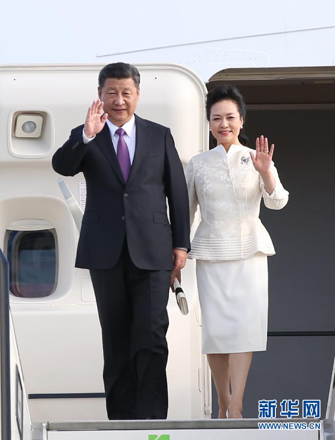 7月4日，國家主席習近平乘專機抵達柏林，開始對德意志聯(lián)邦共和國進行國事訪問。這是習近平和夫人彭麗媛步出艙門。 新華社記者 姚大偉 攝