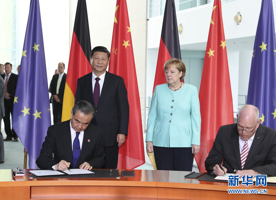 7月5日，國(guó)家主席習(xí)近平在柏林同德國(guó)總理默克爾舉行會(huì)談。會(huì)談后，兩國(guó)領(lǐng)導(dǎo)人共同見(jiàn)證了航天、智能制造、工業(yè)互聯(lián)網(wǎng)、數(shù)字化、第三方市場(chǎng)、大熊貓合作研究等領(lǐng)域多項(xiàng)雙邊合作文件的簽署。新華社記者馬占成攝