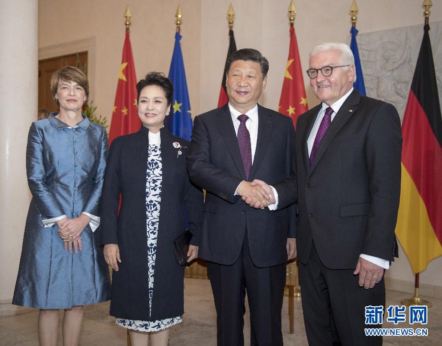 7月5日，國家主席習(xí)近平在柏林會見德國總統(tǒng)施泰因邁爾。會見前，施泰因邁爾在總統(tǒng)府花園為習(xí)近平舉行隆重歡迎儀式。這是習(xí)近平和夫人彭麗媛同施泰因邁爾夫婦合影。新華社記者 李學(xué)仁 攝