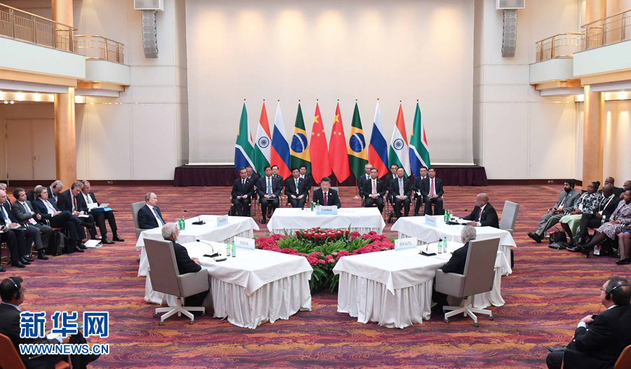 7月7日，國家主席習(xí)近平在德國漢堡主持金磚國家領(lǐng)導(dǎo)人非正式會晤，發(fā)表引導(dǎo)性講話和總結(jié)講話。南非總統(tǒng)祖馬、巴西總統(tǒng)特梅爾、俄羅斯總統(tǒng)普京、印度總理莫迪出席。新華社記者 張鐸 攝