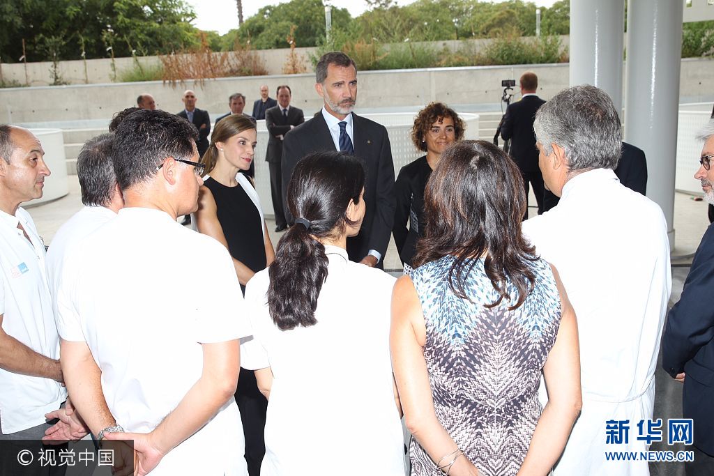 當(dāng)?shù)貢r間2017年8月19日，西班牙巴塞羅那，西班牙國王菲利普六世和萊蒂齊亞王后探望巴塞羅那恐襲案傷者。***_***BARCELONA, SPAIN - AUGUST 19:  In this handout photo provided by Casa de S.M. el Rey de Espana, King Felipe VI of Spain and Queen Letizia of Spain meets with medical staff as they arrive to visit last Thursday's terrorist attack victims at the Hospital de la Santa Creu i Sant Pau on August 19, 2017 in Barcelona, Spain. Thirteen people were killed and dozens injured in the Las Ramblas area of Barcelona when a van hit crowds on August 17.  (Photo by Casa de S.M. el Rey de Espana via Getty Images)