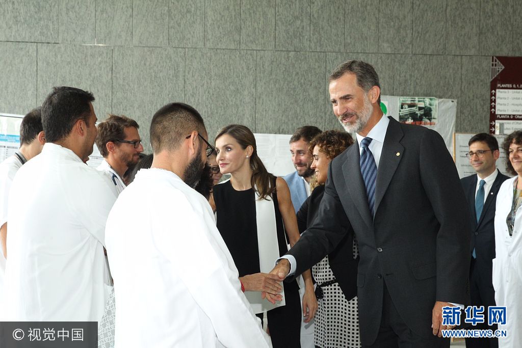 當(dāng)?shù)貢r(shí)間2017年8月19日，西班牙巴塞羅那，西班牙國王菲利普六世和萊蒂齊亞王后探望巴塞羅那恐襲案傷者。***_***BARCELONA, SPAIN - AUGUST 19:  In this handout photo provided by Casa de S.M. el Rey de Espana, King Felipe VI of Spain and Queen Letizia of Spain meets with medical staff as they arrive to visit last Thursday's terrorist attack victims at the Hospital de la Santa Creu i Sant Pau on August 19, 2017 in Barcelona, Spain. Thirteen people were killed and dozens injured in the Las Ramblas area of Barcelona when a van hit crowds on August 17.  (Photo by Casa de S.M. el Rey de Espana via Getty Images)