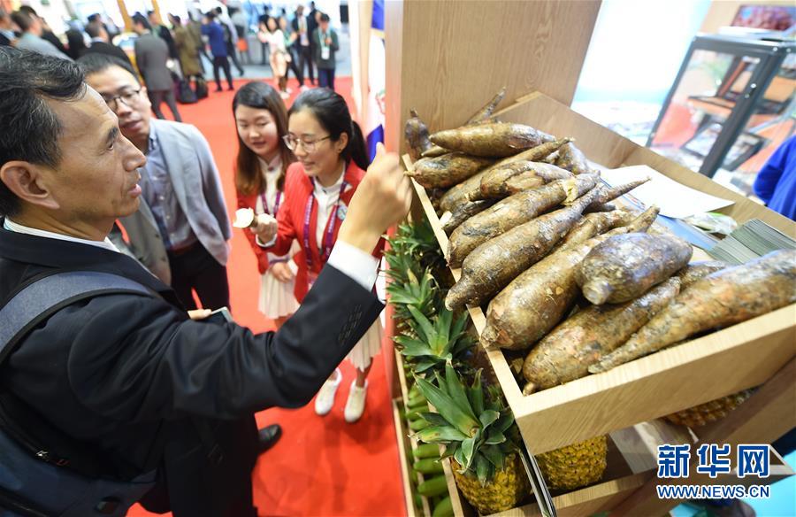 (新華全媒頭條·圖文互動)(9)人間正道 浩蕩前行——習(xí)近平主席出席首屆中國國際進口博覽會紀(jì)實