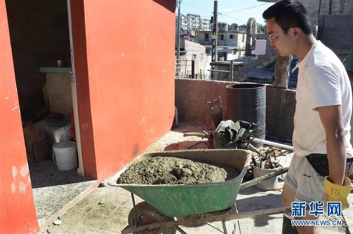 （國際&middot;圖文互動）（7）哈瓦那龍卷風災(zāi)區(qū)來了個&ldquo;中國人&rdquo;