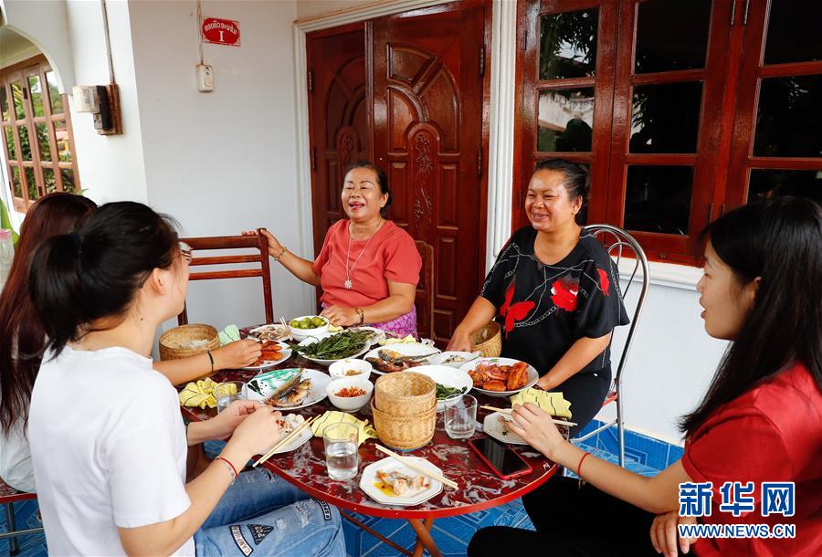 （國際&middot;&ldquo;一帶一路&rdquo;高峰論壇&middot;圖文互動）（8）通訊：中國志愿者老撾教學收獲滿滿的感動