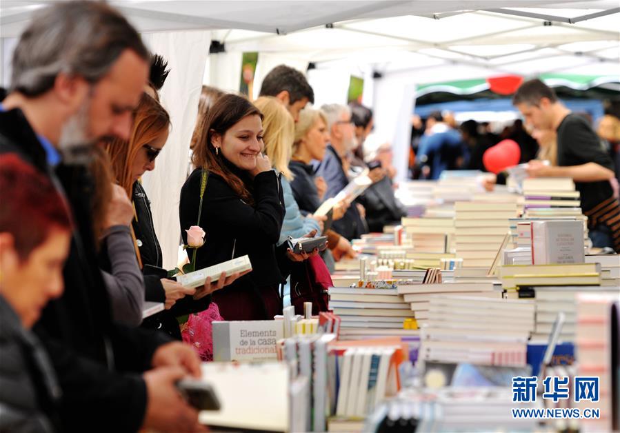 (國(guó)際·圖文互動(dòng))(2)通訊:花香馥郁 書(shū)香怡人——記西班牙巴塞羅那圣喬治節(jié)