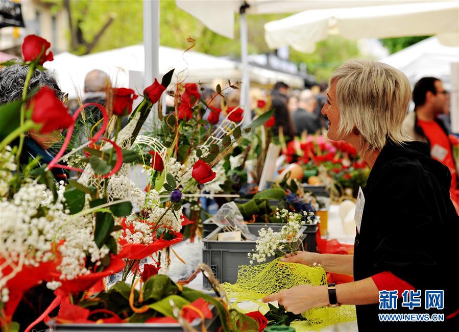 (國(guó)際·圖文互動(dòng))(3)通訊:花香馥郁 書(shū)香怡人——記西班牙巴塞羅那圣喬治節(jié)