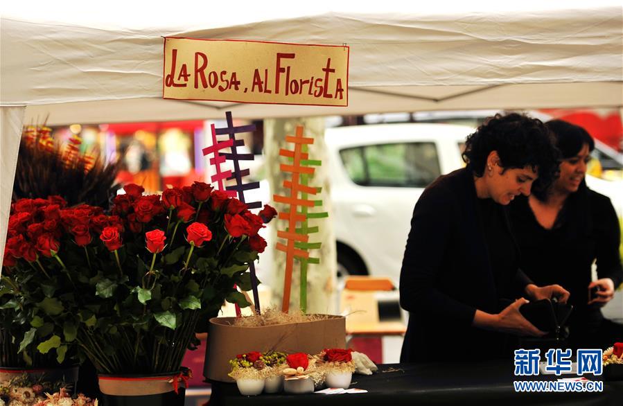 (國(guó)際·圖文互動(dòng))(4)通訊:花香馥郁 書(shū)香怡人——記西班牙巴塞羅那圣喬治節(jié)