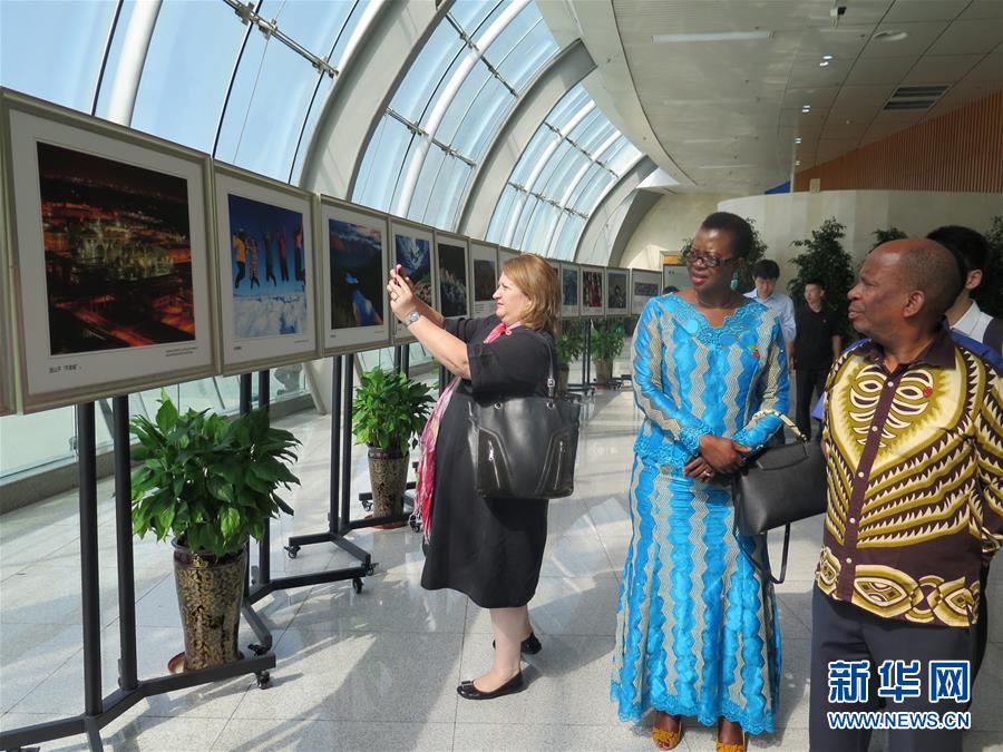 （圖文互動）（1）8國常駐日內瓦外交官參訪新疆積極評價經濟社會發(fā)展及去極端化舉措