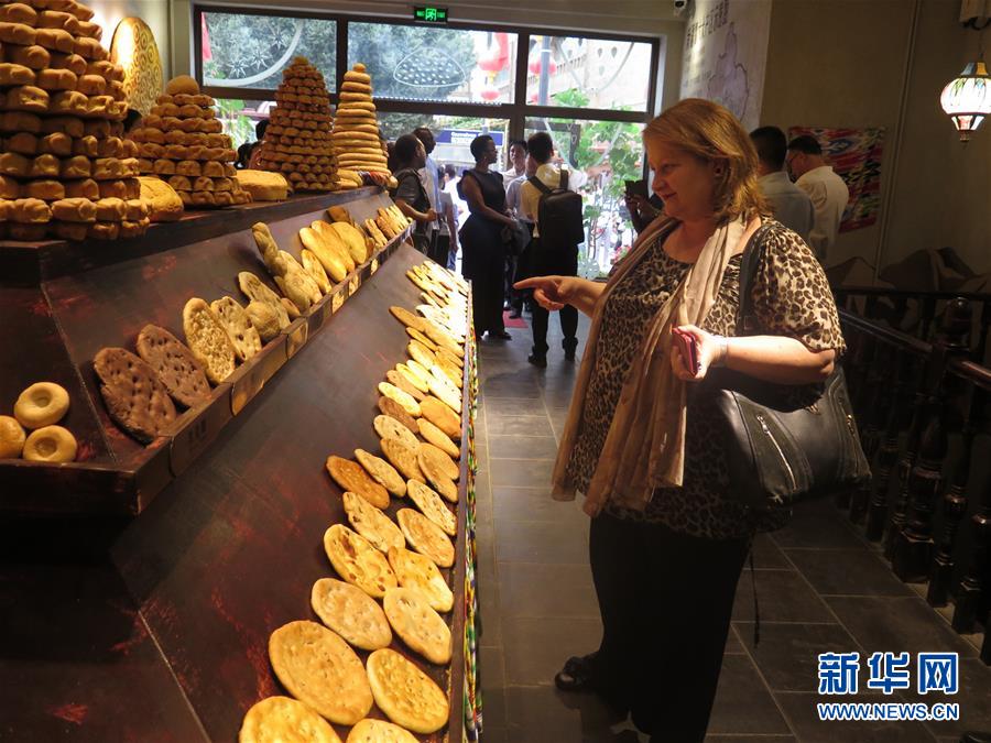 （圖文互動）（2）8國常駐日內瓦外交官參訪新疆積極評價經濟社會發(fā)展及去極端化舉措