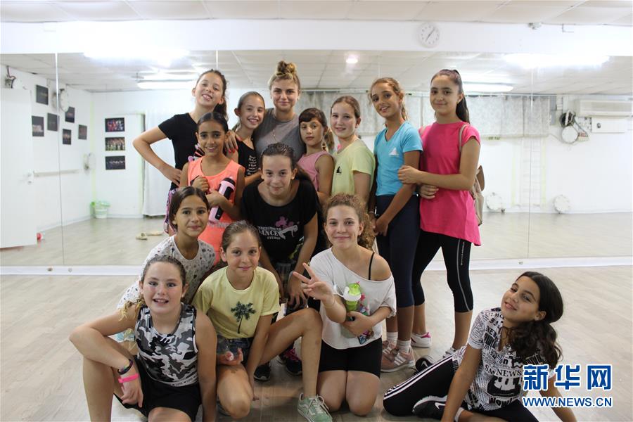 (國際·圖文互動(dòng))(4)通訊:以黎邊境防空洞里的舞蹈課