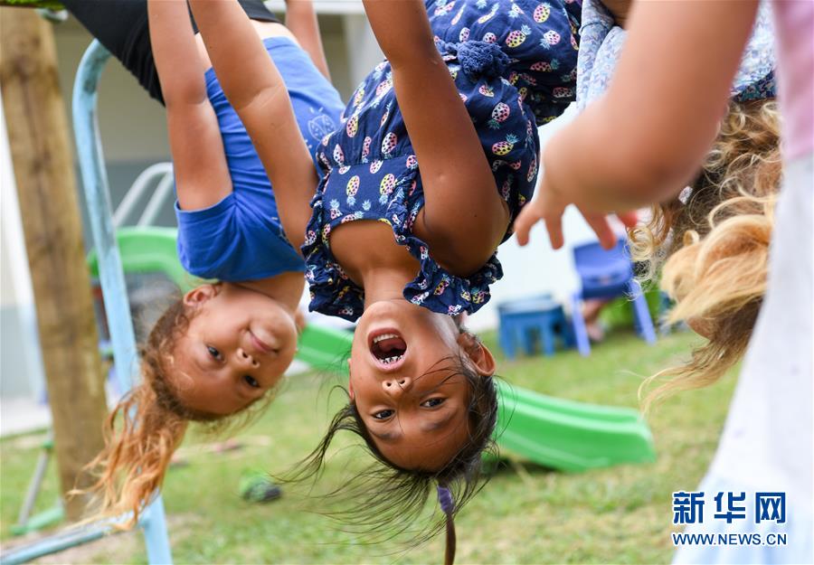 （國(guó)際&middot;圖文互動(dòng)）（3）中國(guó)援建&ldquo;你好&rdquo;學(xué)?！A庫(kù)克群島孩子夢(mèng)