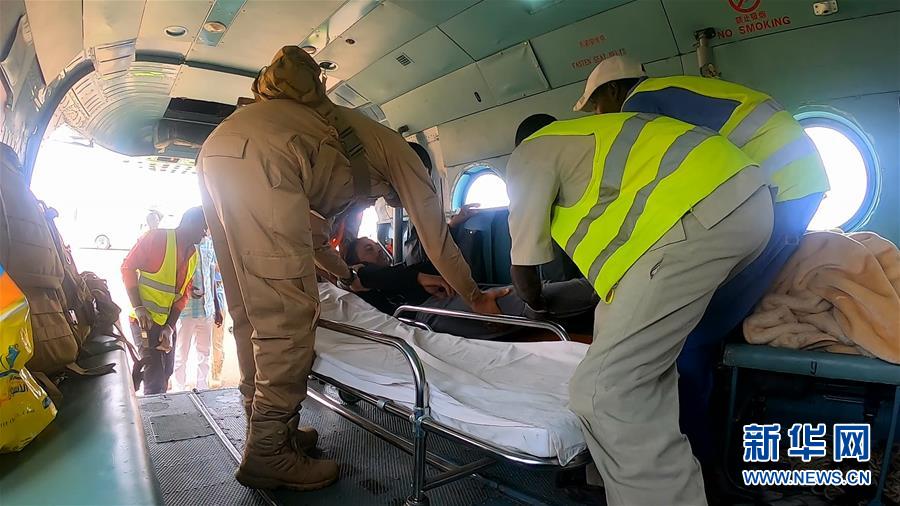 (國際·圖文互動)中國維和直升機(jī)分隊(duì)緊急轉(zhuǎn)運(yùn)傷員獲贊