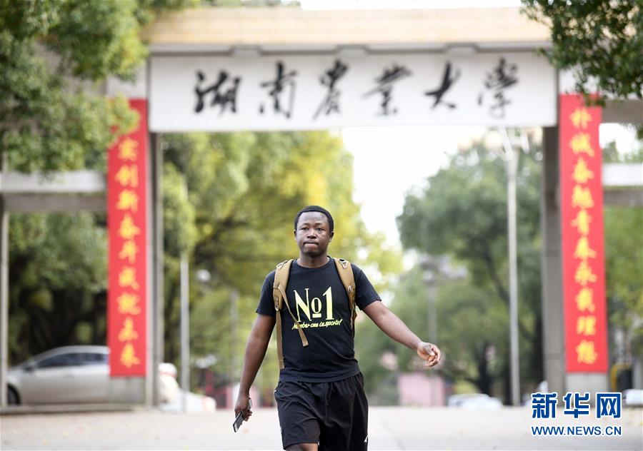 (在習(xí)近平新時(shí)代中國(guó)特色社會(huì)主義思想指引下——新時(shí)代新作為新篇章·總書記關(guān)切開放事·圖文互動(dòng))(9)來中國(guó)“學(xué)種地”的“洋學(xué)生”