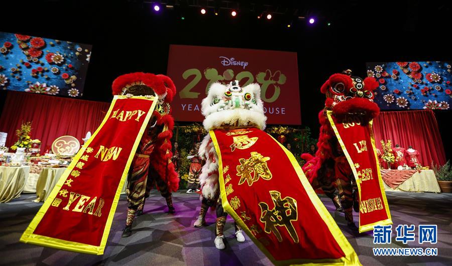 (國(guó)際·圖文互動(dòng))(2)通訊:美國(guó)迪士尼加州冒險(xiǎn)樂(lè)園紅紅火火迎鼠年