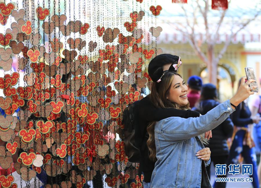 (國(guó)際·圖文互動(dòng))(6)通訊:美國(guó)迪士尼加州冒險(xiǎn)樂(lè)園紅紅火火迎鼠年