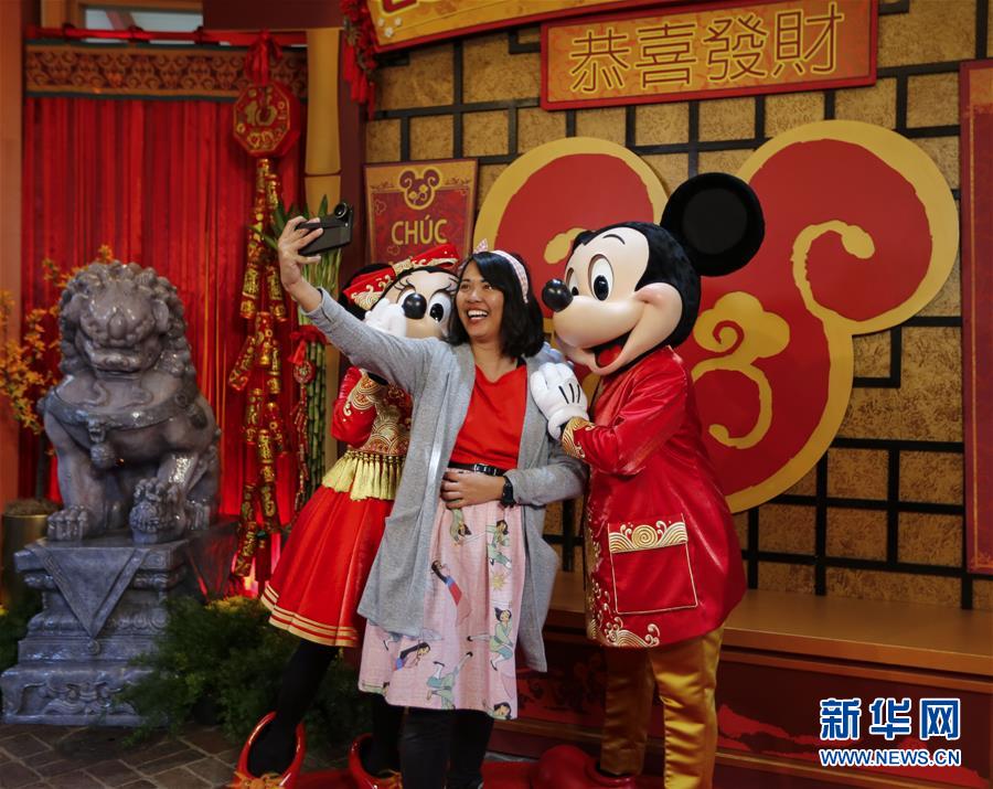 (國(guó)際·圖文互動(dòng))(8)通訊:美國(guó)迪士尼加州冒險(xiǎn)樂(lè)園紅紅火火迎鼠年