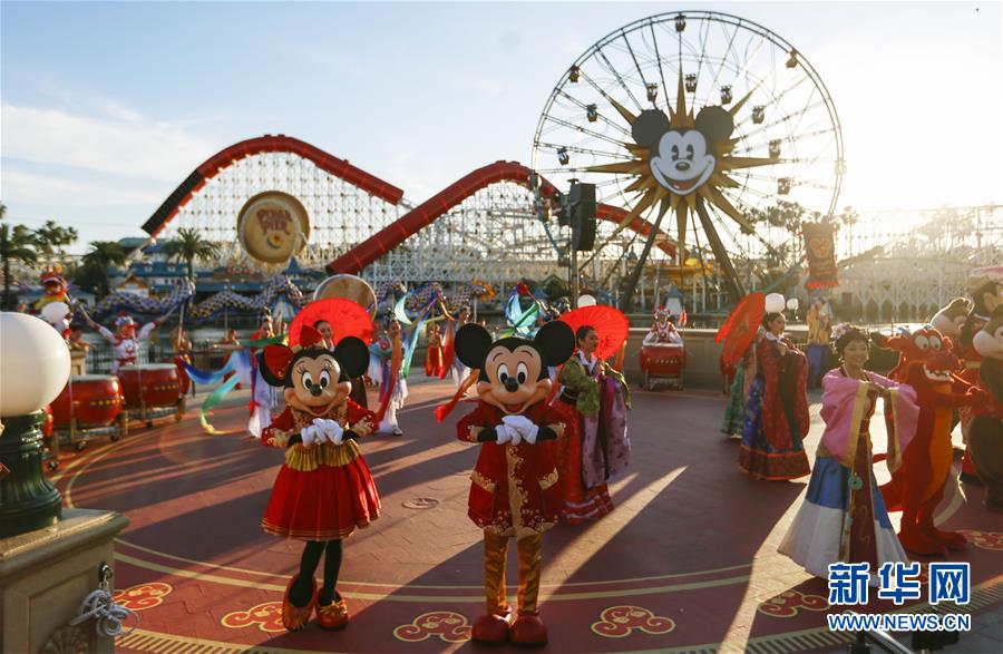 (國(guó)際·圖文互動(dòng))(10)通訊:美國(guó)迪士尼加州冒險(xiǎn)樂(lè)園紅紅火火迎鼠年