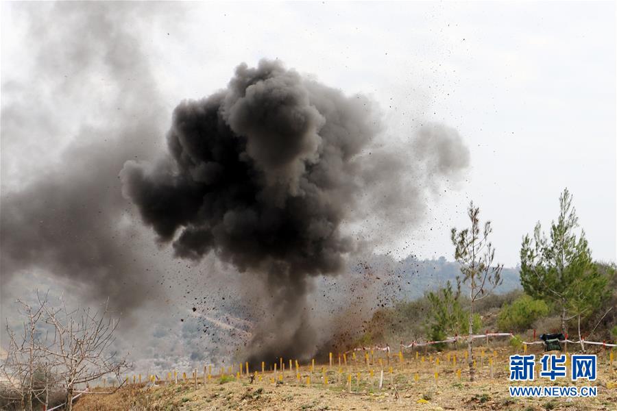（國際&middot;圖文互動）（4）通訊：&ldquo;中國軍人掃雷一如既往專業(yè)和敬業(yè)！&rdquo;&mdash;&mdash;記中國赴黎維和部隊完成&ldquo;藍線&rdquo;3個雷場清排任務(wù)